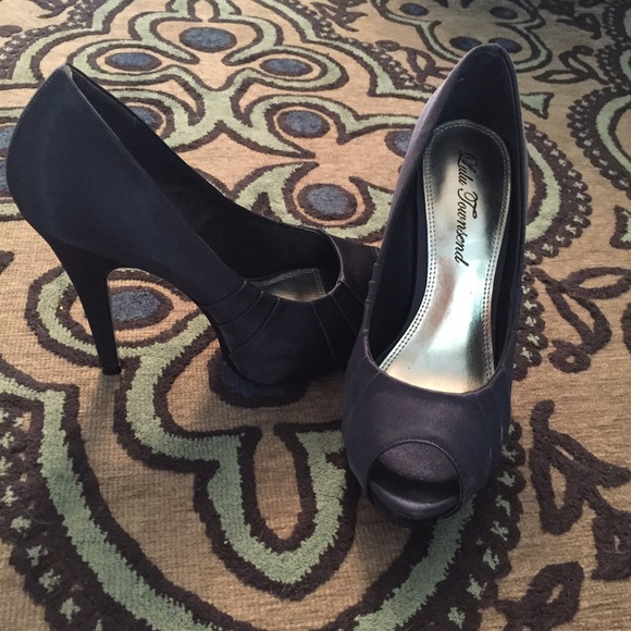 NWT Satin Navy Blue Peep Toe Pump - Picture 2 of 4
