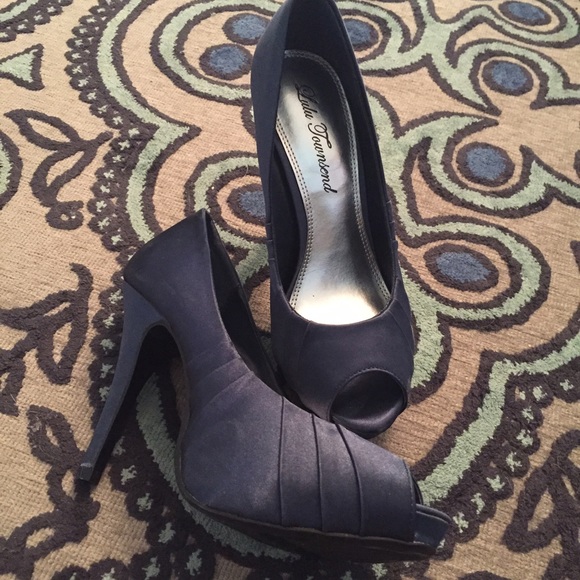 NWT Satin Navy Blue Peep Toe Pump - Picture 3 of 4