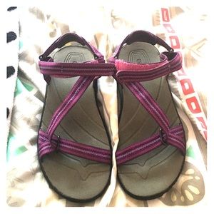 Girls Teva sandals 💗💗sale!!!💗💗