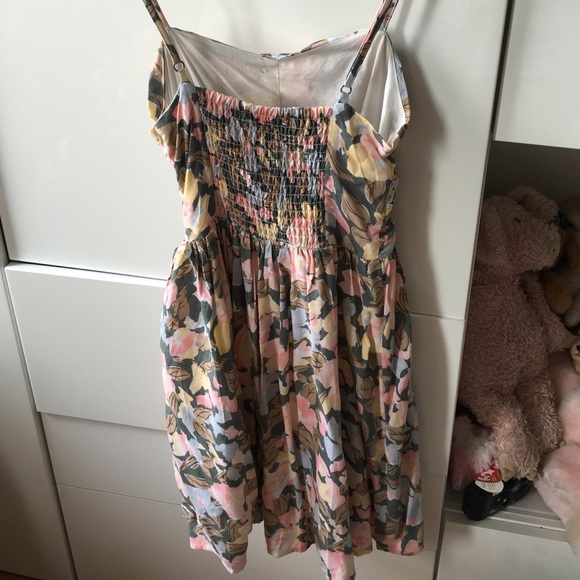 Minkpink floral dress perfect for brunch - Picture 2 of 2