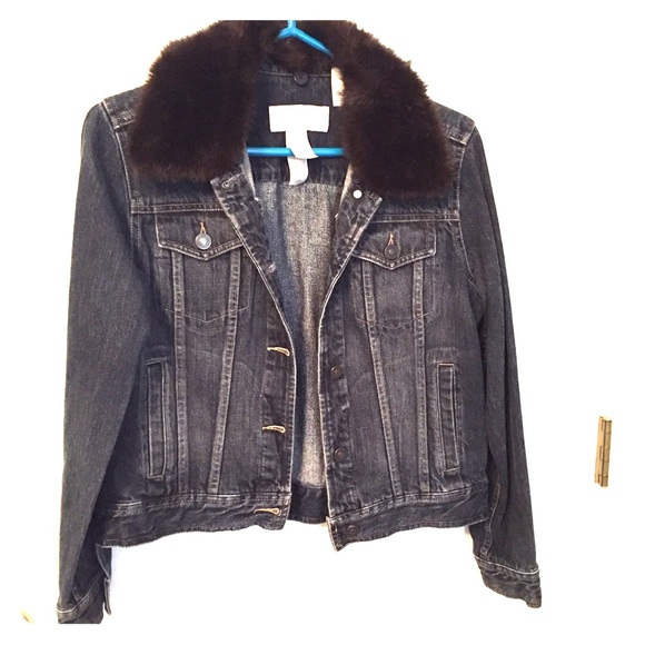 Jean jacket with removable faux-fur collar