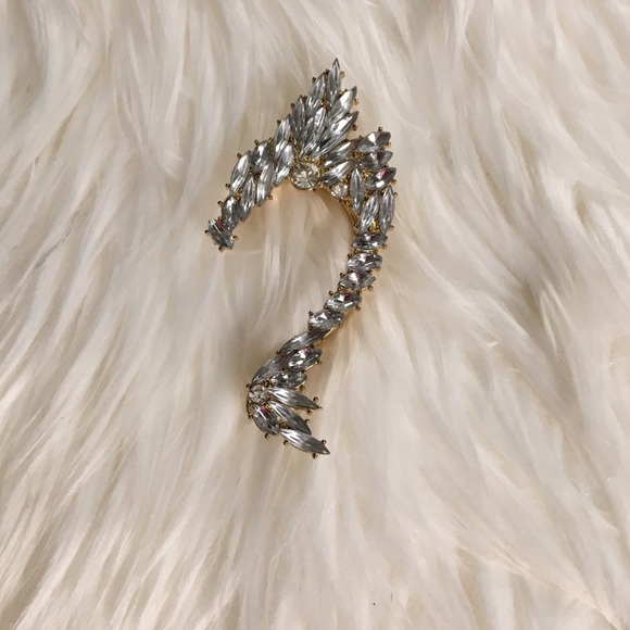 BCBG ear cuff