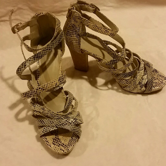 Beautiful Kenneth Cole Reaction heels.