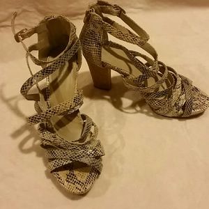 Beautiful Kenneth Cole Reaction heels.