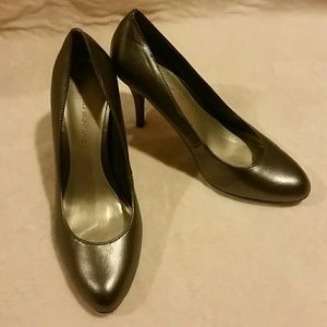 NEW* Ann Marino dark silver heels.