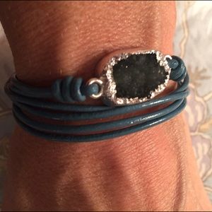 Turquoise leather bracelet with quartz stone