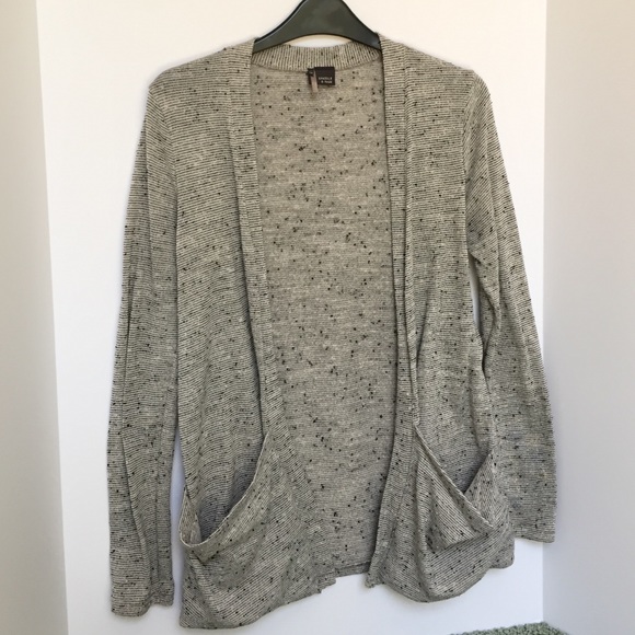 Gray button-less cardigan
