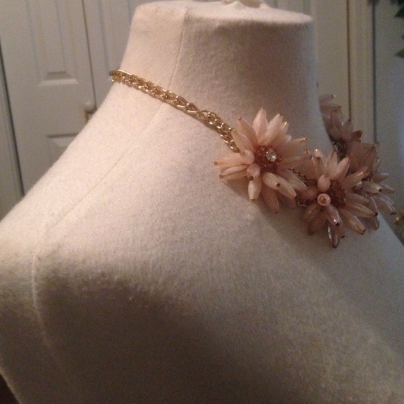 Artistic Floral adorned necklace - Picture 3 of 4