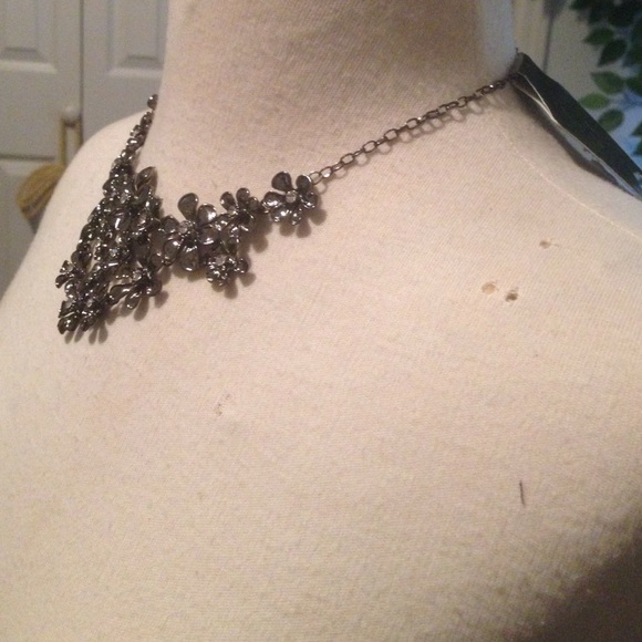 Gun Metal Colored Floral Inspired Necklace - Picture 3 of 4