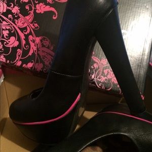 Qupid Black platform pumps size 6.5 💕💕