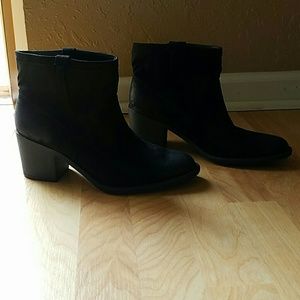 NEW Chunky heel ankle bootie
