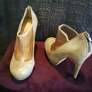 Jessica Simpson , gold heels