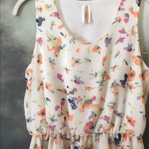 Breezy feminine patterned high-low blouse - Picture 2 of 3