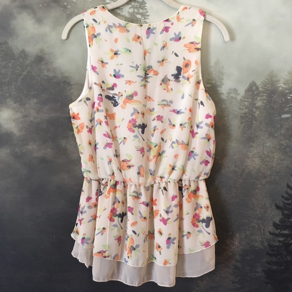 Breezy feminine patterned high-low blouse - Picture 3 of 3