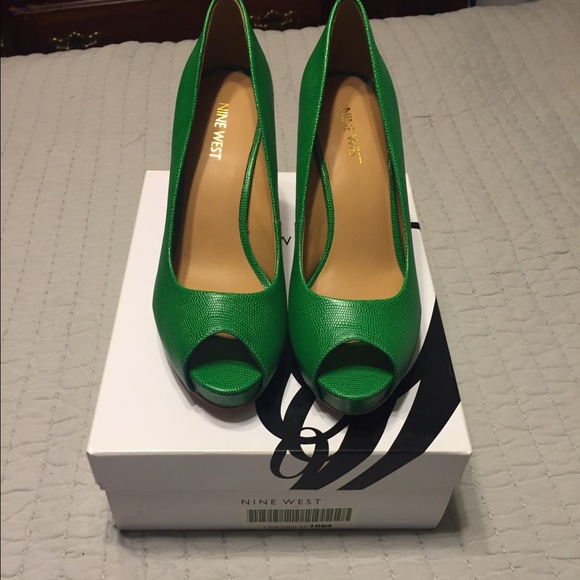 Size 7.5 Nine West Green Leather Peep Toe Pump