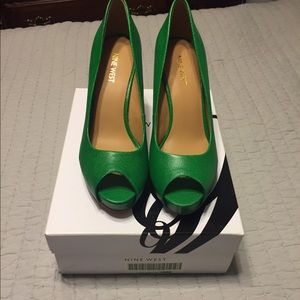 Size 7.5 Nine West Green Leather Peep Toe Pump