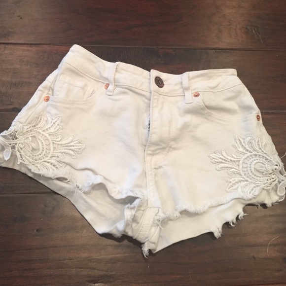 Bullhead High Rise White Shorts - Picture 2 of 4