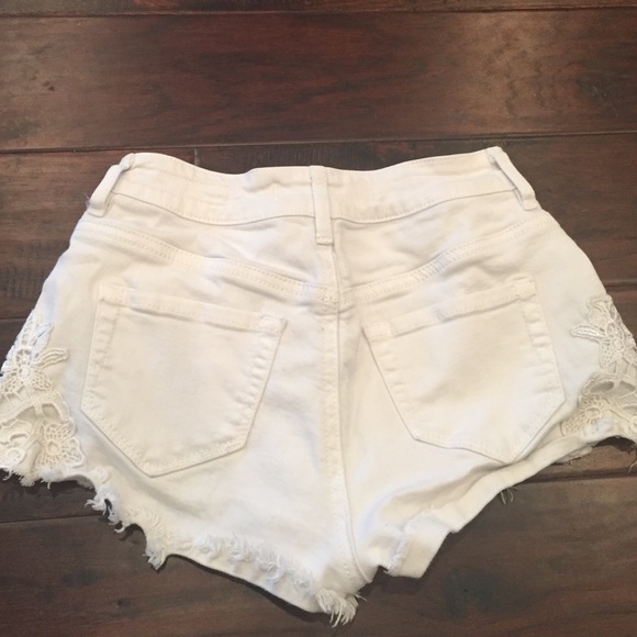 Bullhead High Rise White Shorts - Picture 3 of 4