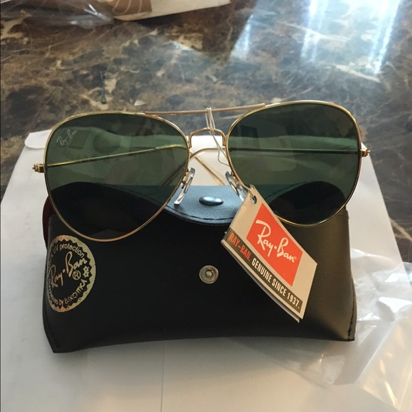 Classic aviator Ray Bans -- new with case