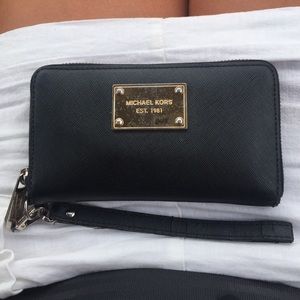 Final reduction!🍁 Michael Kors black wristlet