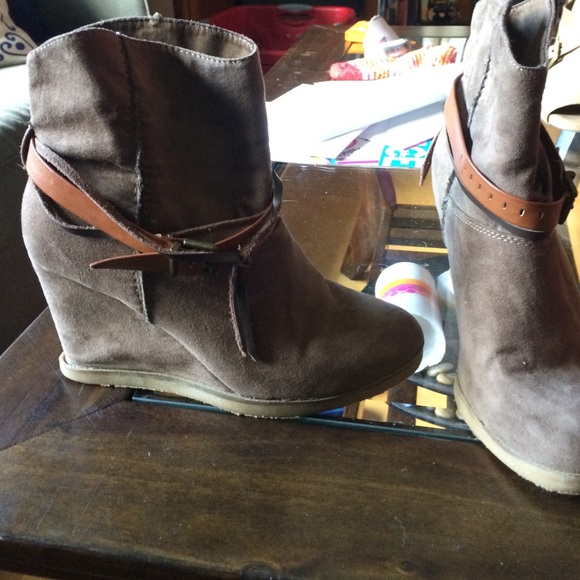 Ankle high wedged booties