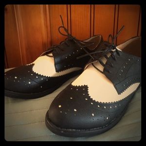 NWOT Ollio woman's 2 tone wing tip shoes. Size 9.
