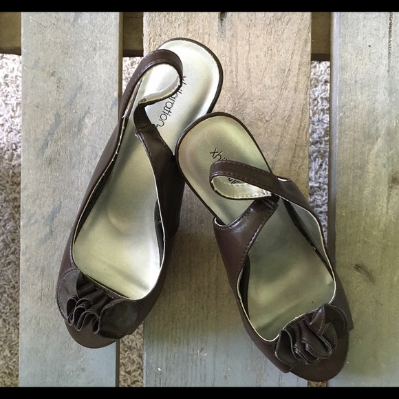 Open-toe Brown Ruffle Slingbacks - 8 1/2 - Picture 3 of 4