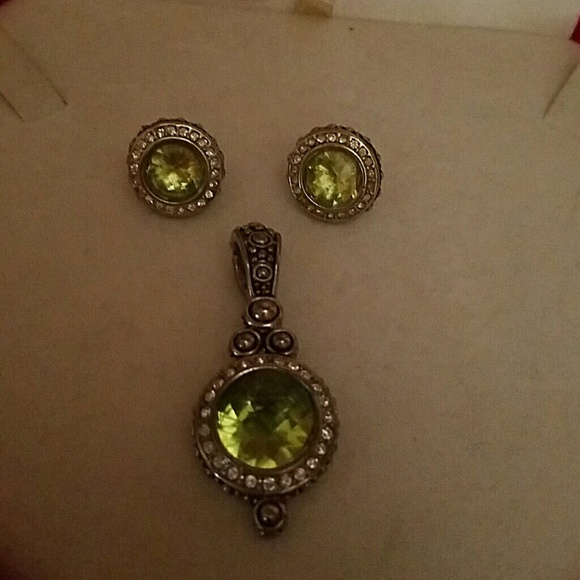 Pendents and earings garnet colored green