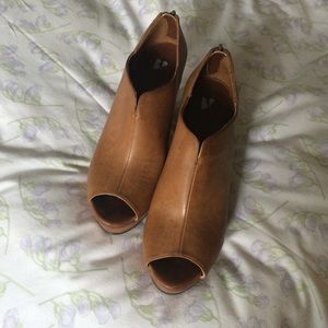 BP tan wedges