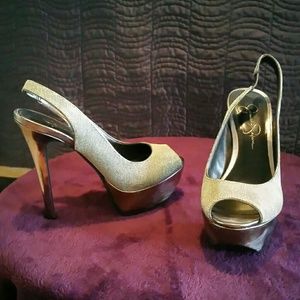 Jessica Simpson - silver heels