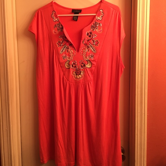 Very pretty long shirt with beautiful detail!