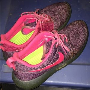 Speckled Nike roshe