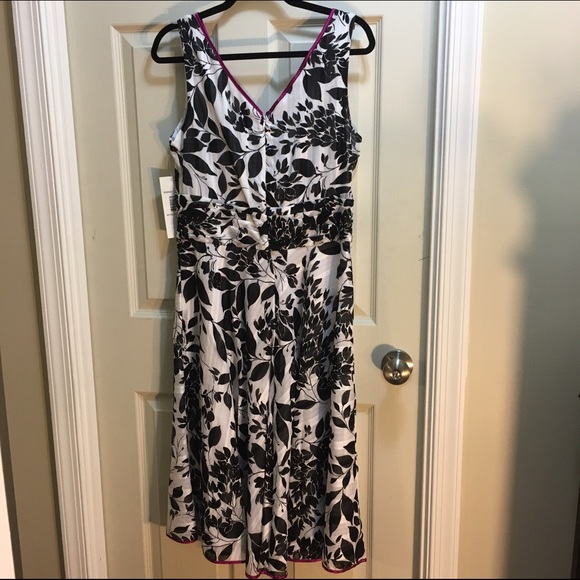 Black and White Dress - Picture 3 of 4