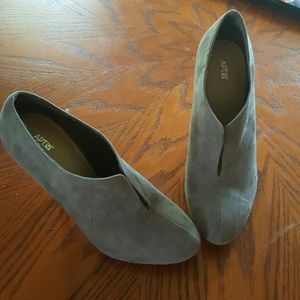 ***make an offer!!***Apt 9 heels