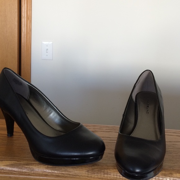 Bandolino faux leather  3 inch heel shoes.