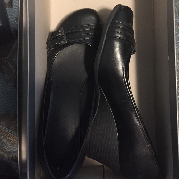 Black wedges