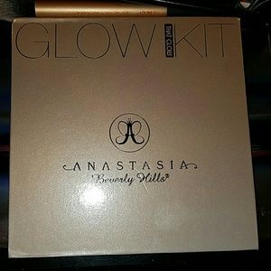 Anastasia glow kit