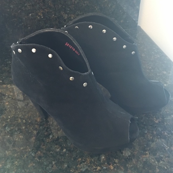 Size 9 Torrid, BLK Booties w/ back zip ❤️
