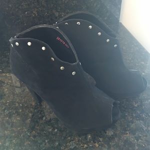 Size 9 Torrid, BLK Booties w/ back zip ❤️