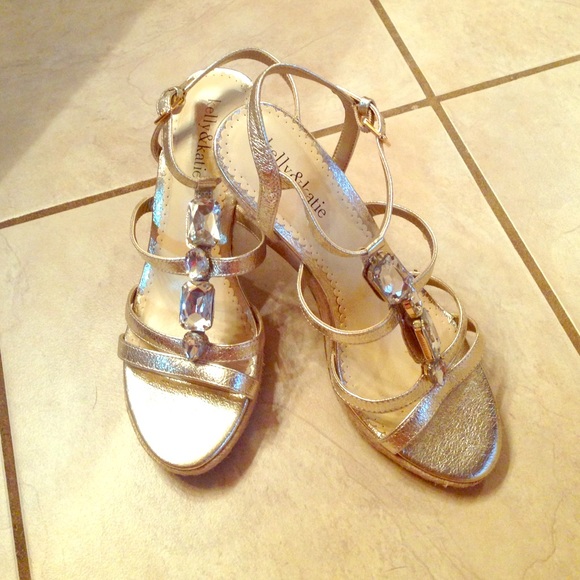 Beautiful Kelly & Katie gold wedges