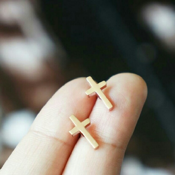 ❤️4 for $20 Sale❤️ Cross earrings - Picture 4 of 4