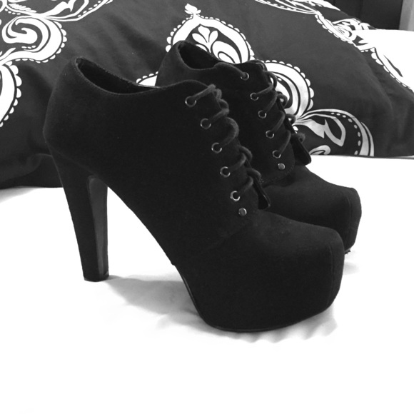 Shoes - Black booties