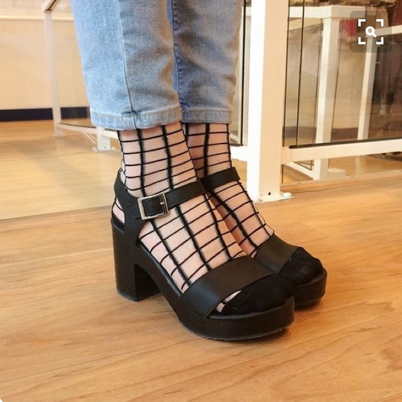 AA Sheer Patterned Grid Socks