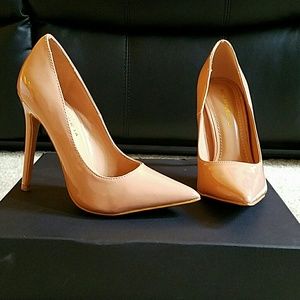 Glossy Nude pumps