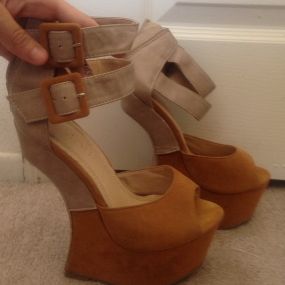 Tan Jeffree Campbell vibe