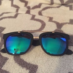 Green/Blue Black Framed Fashionable Sunglasses