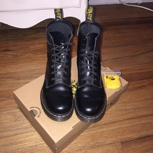 black dr. martens 1460s