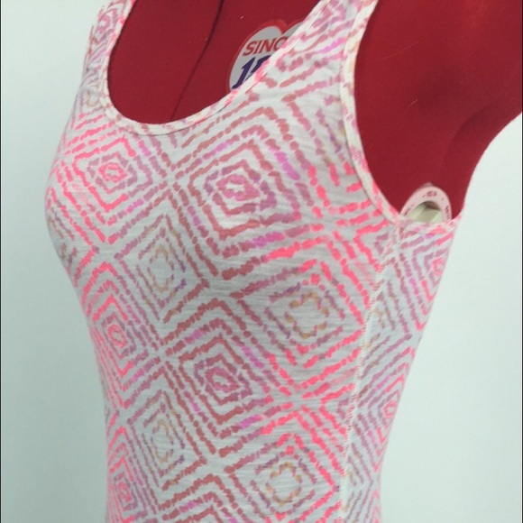 Patterned colored tank - Picture 4 of 4