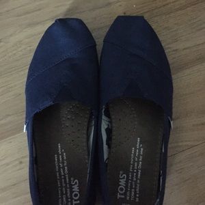NAVY BLUE TOMS size 8