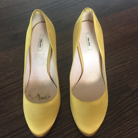 Barely worn Miu Miu mustard heels size 38